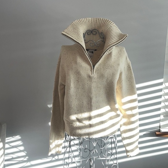 The North Face Crestview 1/4 Zip Sweater - Picture 1 of 8